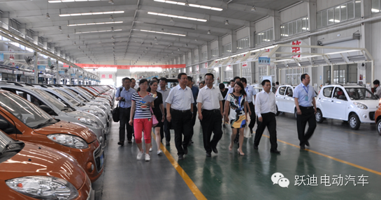 曲靖市市委书记锁飞率曲靖市代表团到跃迪集团河北新宇宙电动车公司参观考察