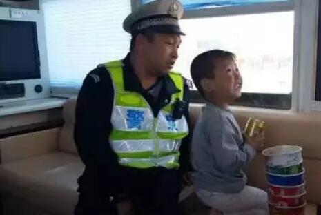 贪玩幼童上高速—跃迪移动警务室助力，热心民警忙寻亲