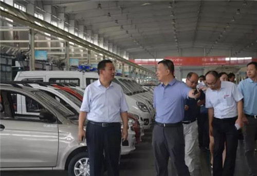 董事长吕洪涛与光华学院老师及校友们就跃迪新能源系列车型热情交谈