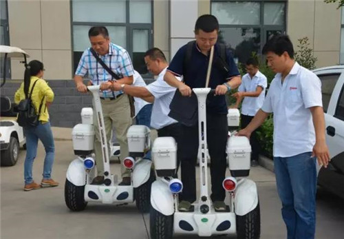 各位参会人员试乘试驾跃迪电动警用车