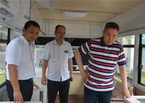 李其教授一一观看、体验跃迪新能源系列车型,同时亲自登上跃迪移动警务室参观、感受