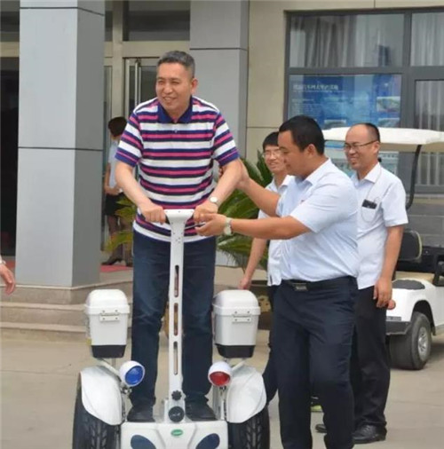 在吕洪涛董事长亲自示范跃迪电动警务车的驾驶操作要领后,李其教授亲自试驾