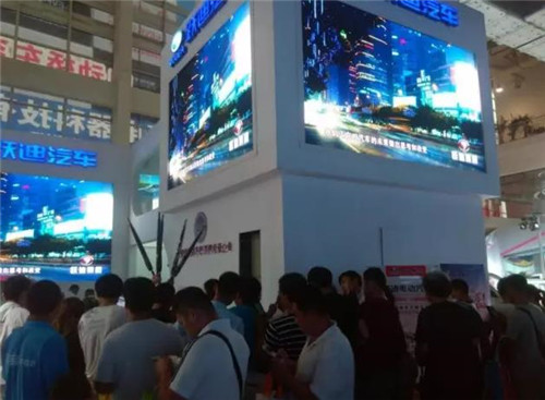 跃迪精致礼品伞、精致紫砂水杯等礼品派发现场