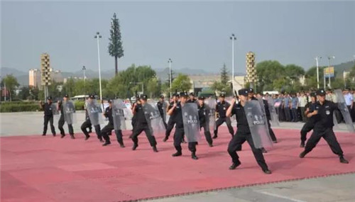 陕西跃迪公司职工代表精神抖擞、认真观看反恐防恐战术技能现场演练展示