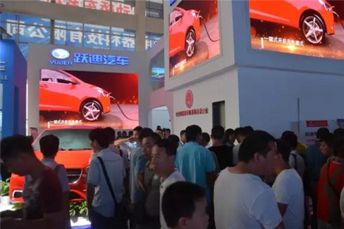 全新车型YD360智能操控，吸引参观嘉宾注目参观 