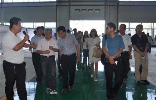 专家、教授听取陕西跃迪公司对整体项目规划和系列新能源客车产品的系统介绍