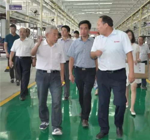 专家、教授们深入冲焊、涂装、总装三大车间实地观摩