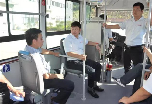 专家、教授试乘跃迪”8米纯电动客车和10米天然气客车