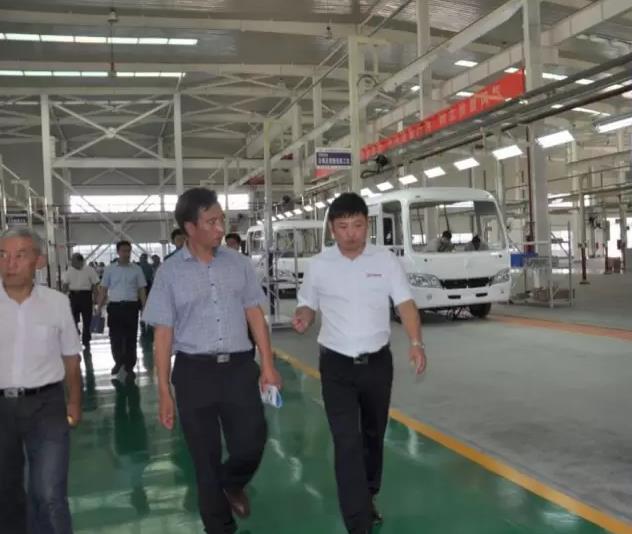 在公司相关领导陪同下,专家、教授们深入冲焊、涂装、总装三大车间实地观摩