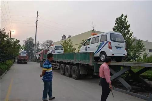 电动巡逻车开始装车