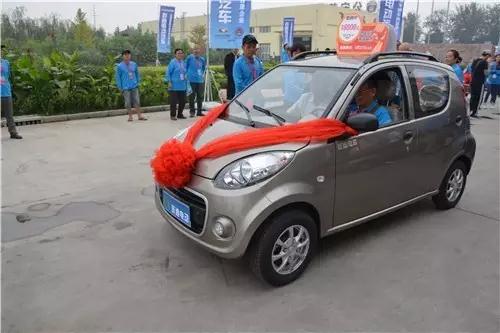 客户试驾跃迪电动汽车