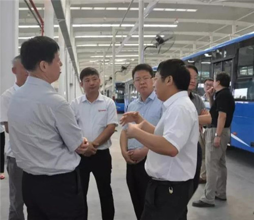 商丹循环工业经济园区管委会书记周和斌介绍跃迪集团的规模实力及陕西跃迪各款新能源客车产能情况