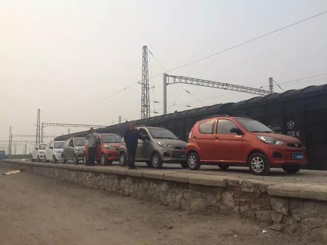 跃迪电动汽车铁路运输准备装车。