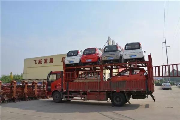 跃迪电动汽车装车中。