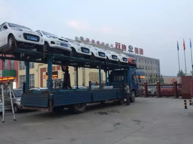 电动汽车正在装车