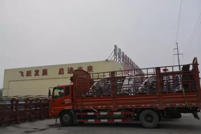 电动巡逻车装车中