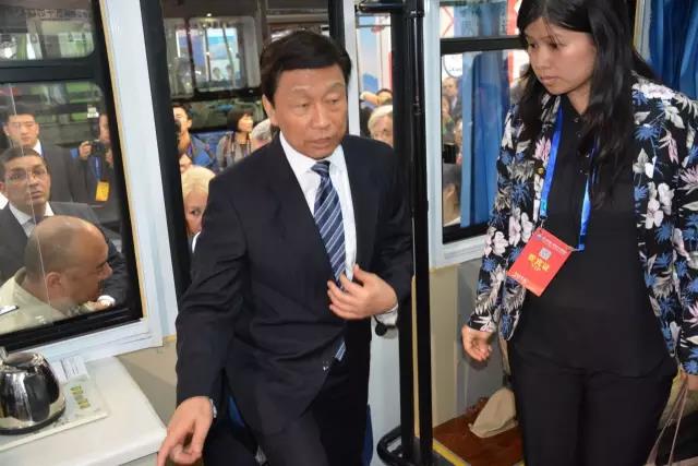 国家副主席李源潮亲自登上跃迪新能源客车