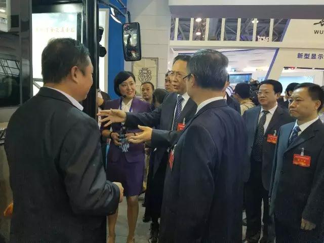 安徽省委书记李锦斌，代省长李国英一行莅临跃迪集团旗下安达尔汽车展位参观指导