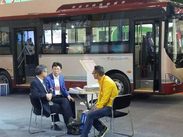 安徽省委书记李锦斌，代省长李国英一行莅临跃迪集团旗下安达尔汽车展位参观指导