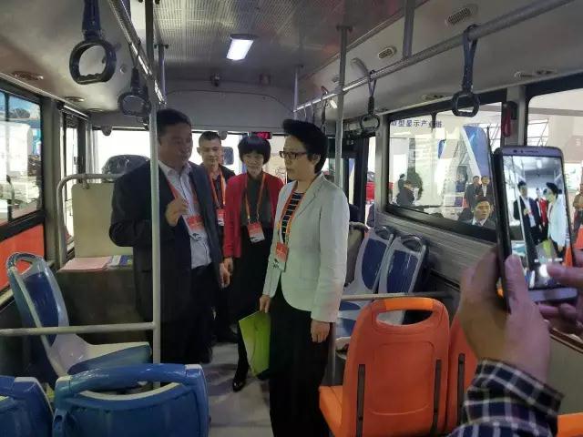 安徽省委书记李锦斌，代省长李国英一行莅临跃迪集团旗下安达尔汽车展位参观指导
