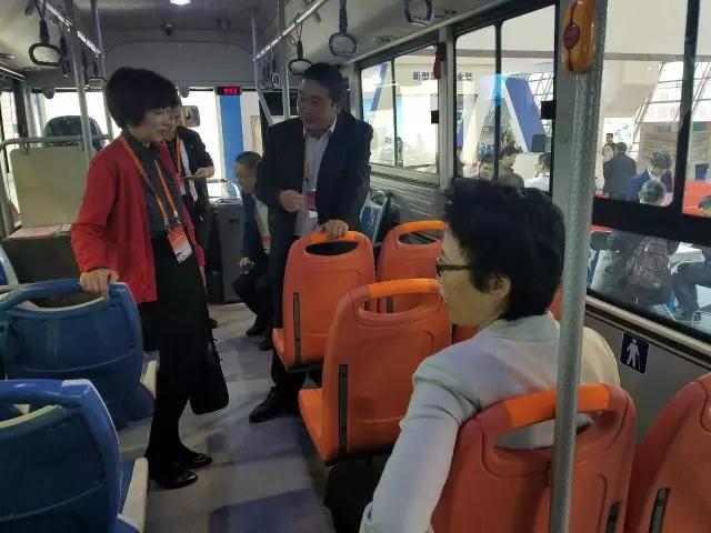 安徽省委书记李锦斌，代省长李国英一行莅临跃迪集团旗下安达尔汽车展位参观指导