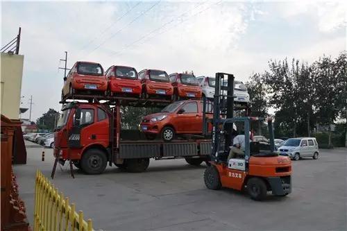 跃迪电动汽车正在装车