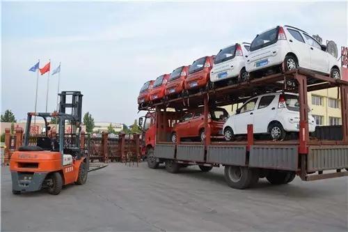 跃迪电动汽车装车完毕准备发车