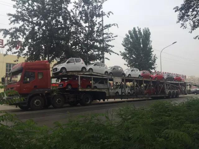 跃迪电动汽车装车完毕准备发车