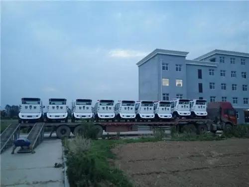 跃迪电动汽车装车进行中