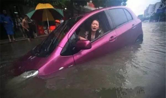 电动汽车遇到下雨天气