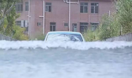 厉害了!雨天涉水 电动汽车竟然比传统燃油车要好