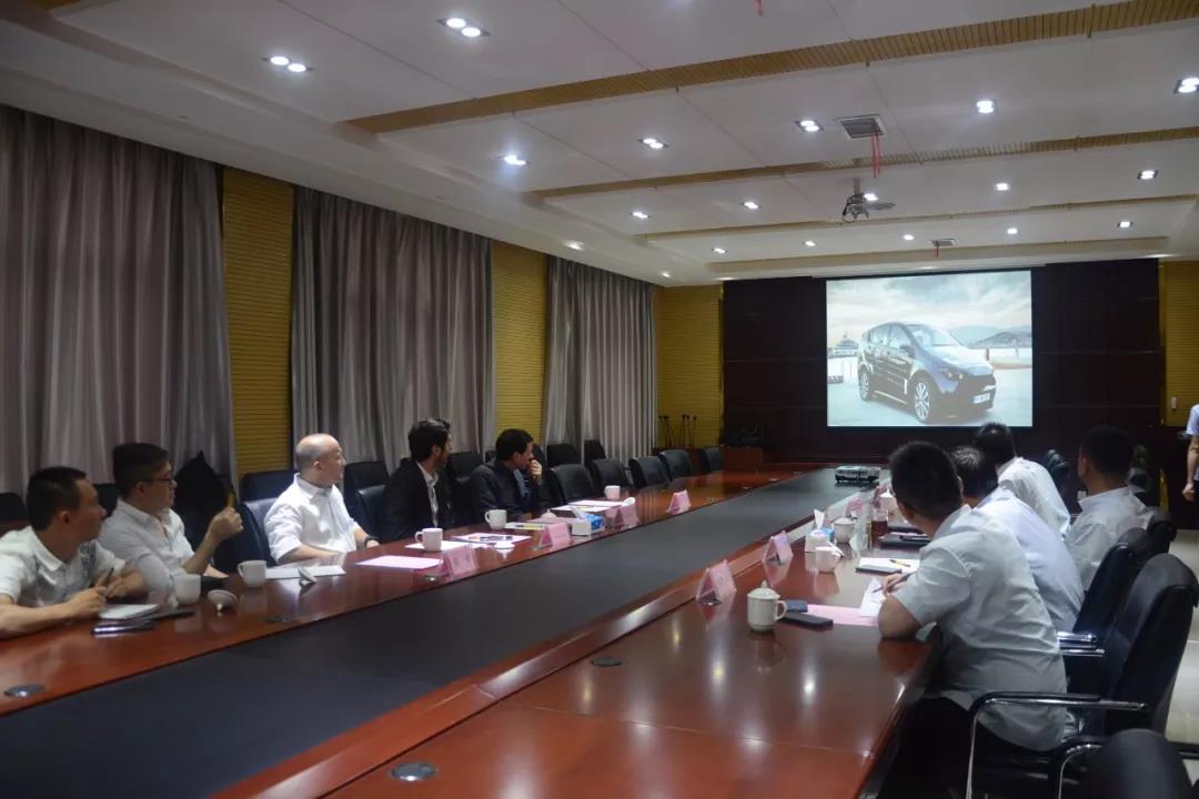 德国新型太阳能汽车客商到跃迪集团参观考察