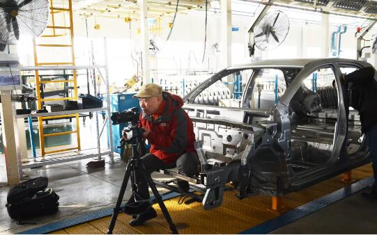 河北多位摄影名家到新宇宙电动车厂创作采风