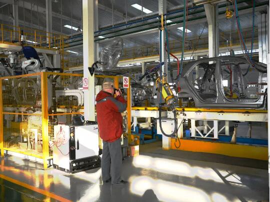 河北多位摄影名家到新宇宙电动车厂创作采风