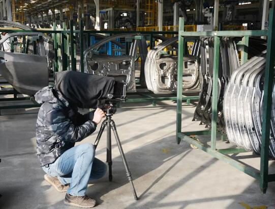 河北多位摄影名家到新宇宙电动车厂创作采风