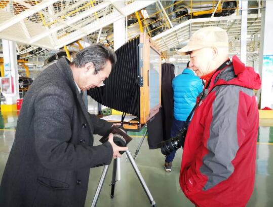 河北多位摄影名家到新宇宙电动车厂创作采风