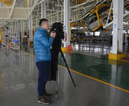 河北多位摄影名家到新宇宙电动车厂创作采风