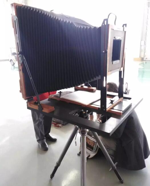 河北多位摄影名家到新宇宙电动车厂创作采风