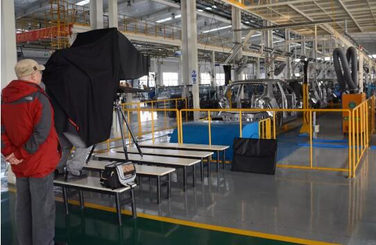 河北多位摄影名家到新宇宙电动车厂创作采风