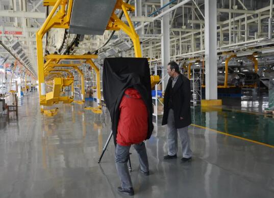 河北多位摄影名家到新宇宙电动车厂创作采风