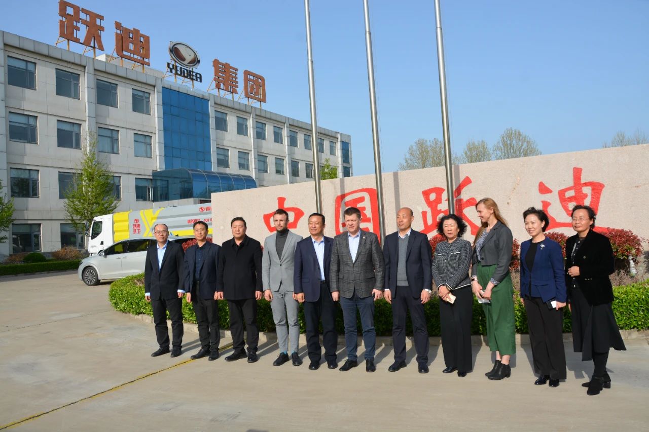 白俄罗斯驻华大使馆特命全权大使尤里•先科一行 莅临跃迪集团参观考察