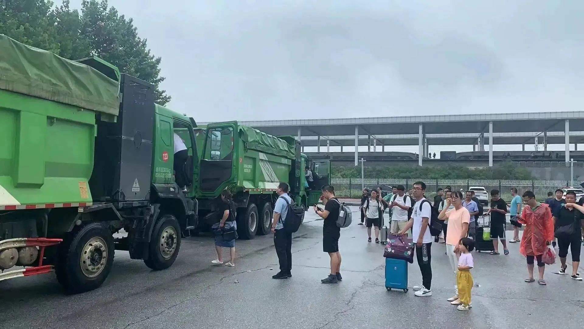 跃迪新能源渣土车变身客车助力保定解困旅客
