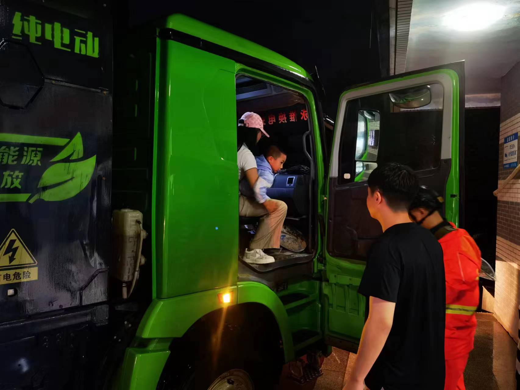 昨晚保定市强降暴雨丨跃迪汽车保定分公司，连夜出动70台新能源渣土车参与保定市救援工作