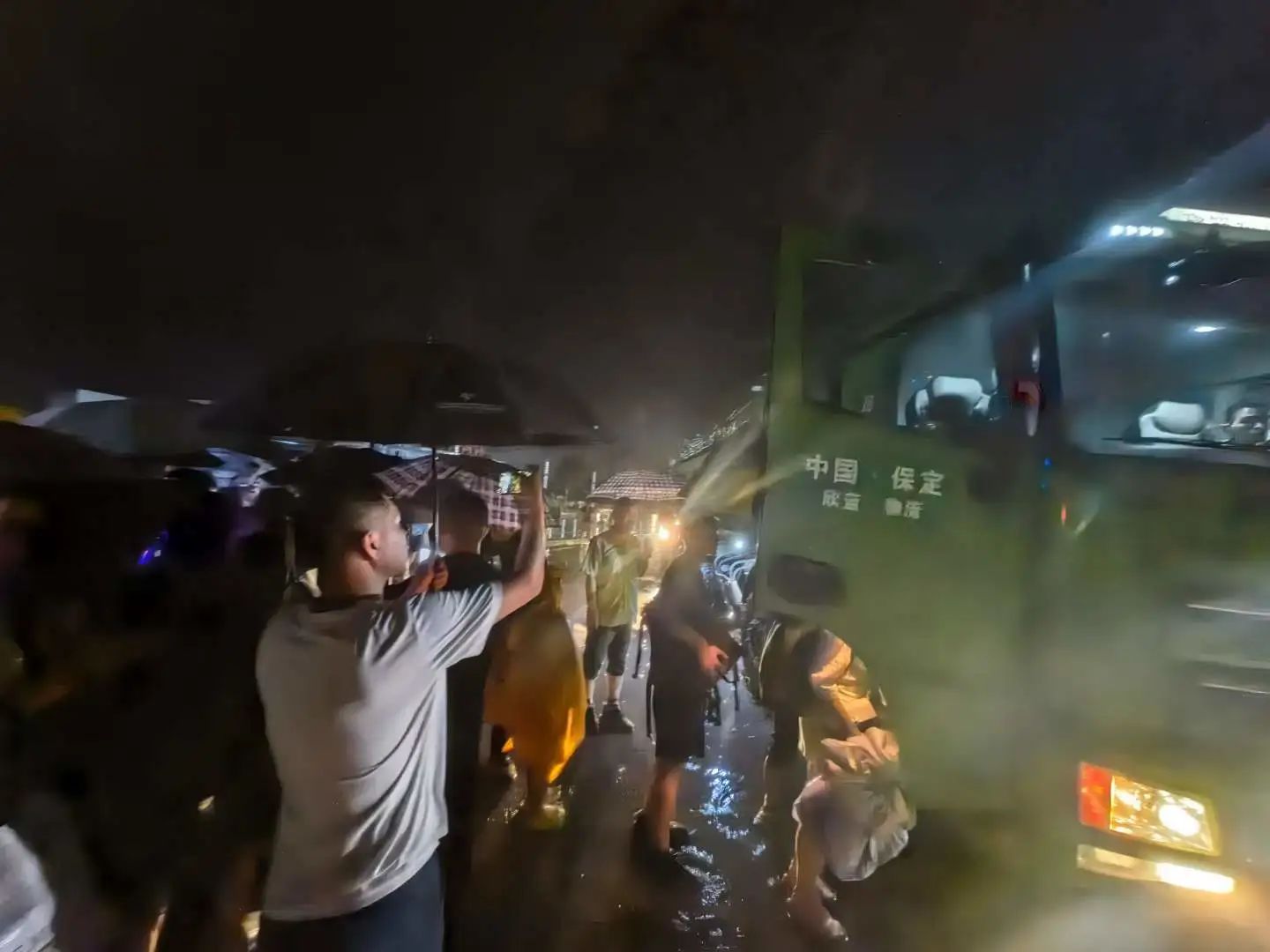 昨晚保定市强降暴雨丨跃迪汽车保定分公司，连夜出动70台新能源渣土车参与保定市救援工作