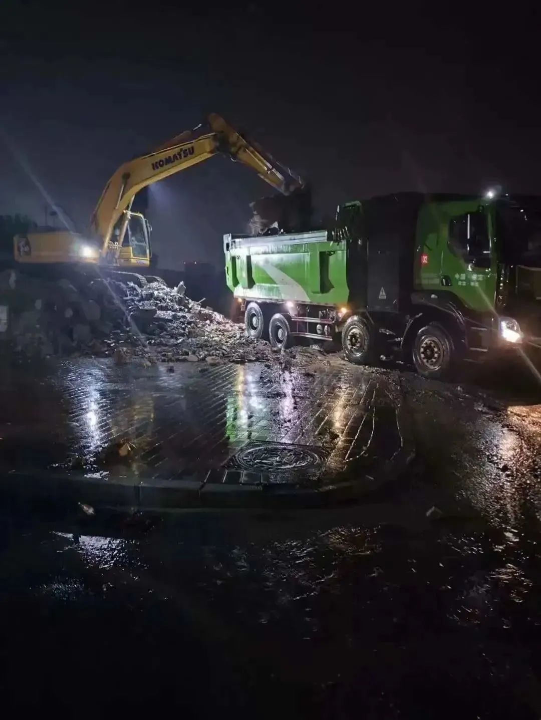 昨晚保定市强降暴雨丨跃迪汽车保定分公司，连夜出动70台新能源渣土车参与保定市救援工作