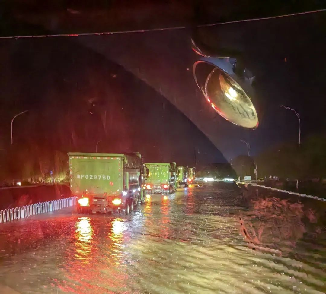 昨晚保定市强降暴雨丨跃迪汽车保定分公司，连夜出动70台新能源渣土车参与保定市救援工作