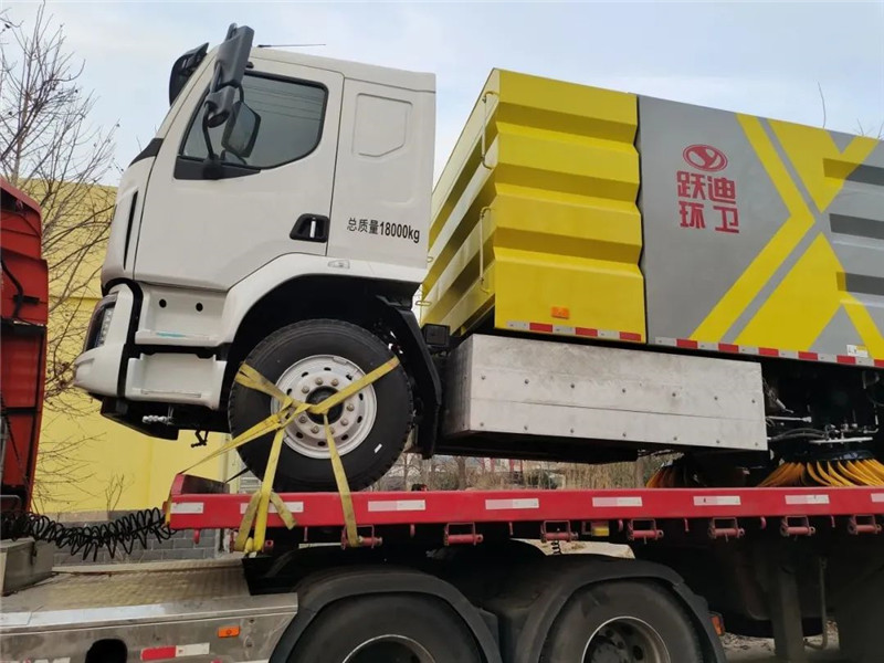 助力城市清洁美丽丨跃迪纯电动洗扫车发车