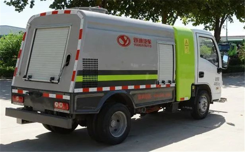 道路“美容师”—跃迪小型路面养护车