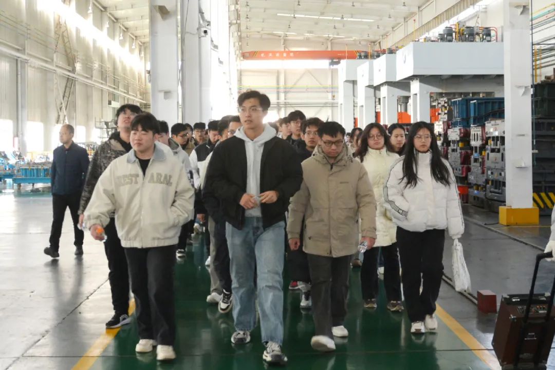 河北科技大学百名学生团应聘跃迪集团